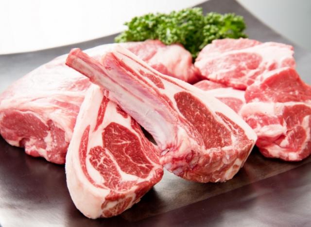 画像: 「肉の山本」の羊肉は驚くほど羊特有の臭いがない(写真は特上肩ロースとラムチョップ)