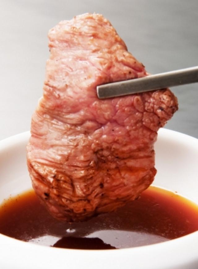 画像: 特に悟大特製の秘伝の付けダレは食欲をさらにそそる