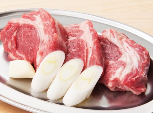 画像: 自慢の超厚切り生ラム肉の「特上肩ロース」850円(税別)※1人前150g