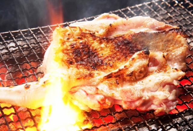 画像: 丸ごと1本をそのまま焼く特大の「骨付きもも焼き」(税別680円)