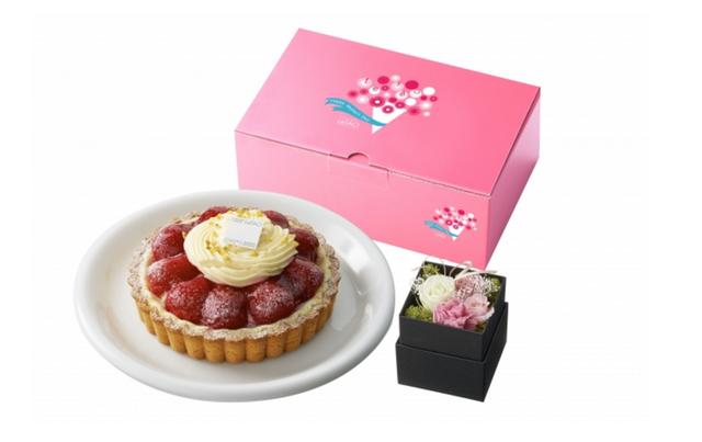 画像: ②母の日ギフトBOX~ナチュラル~ 4,849円(税込)送料別 気軽に、だけど、しっかりと。気持ちが伝わる贈り物。 母の日のために、特別につくったタルト「ストロベリーフラワー~ルバーブ~」と、 日比谷花壇とのコラボから生まれたプリザーブドフラワーアレンジ「ナチュラル」。 気取らず、さりげなく贈れるお花のギフトです。