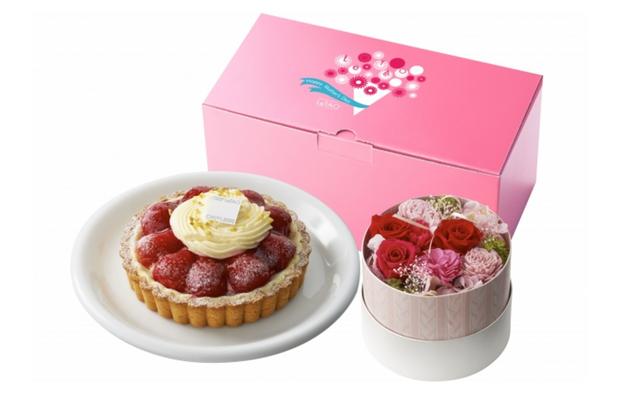 画像: ①母の日ギフトBOX~ブーケ~ 6,985円(税込)送料無料 たくさんのありがとうは、あふれるほどの花々に託して母の日のために、特別につくったタルト 「ストロベリーフラワー~ルバーブ~」と、日比谷花壇とのコラボから生まれたプリザーブドフラワーアレンジ「ブーケ」。豪華なアレンジメントにお母さんも顔をほころばせること間違いなしです