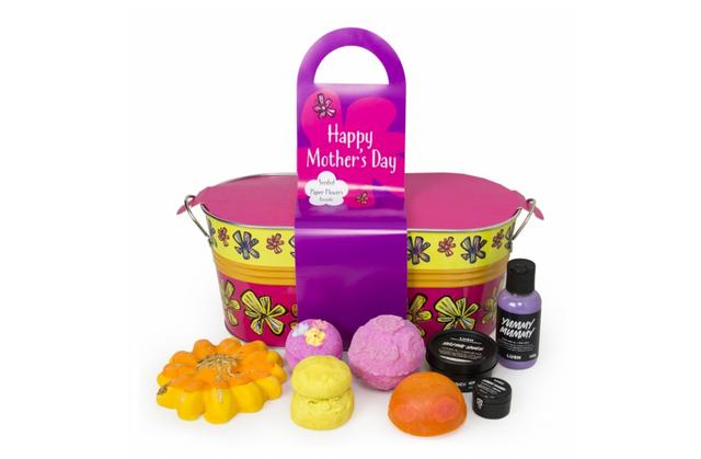 画像: ハッピー マザーズデイ/ HAPPY MOTHER’S DAY 6,880円 Contains… ロージーボムシェル、ぴんく(バスボム)、サンフラワー、マカロンバブルバー ユズ&ココ(バブルバー)、サンライズ 95g(ソープ)、ヤミーマミー シャワークリーム100g(シャワ-クリーム)、ヘルピングハンド 45g(ハンドクリーム)、檸檬の指先 サンプル(ネイルクリーム) 近くにいても、遠く離れていても、お母さんに対する感謝の気持ちは変わらない。全身しっかりとお手入れができる8種類をセットしたスペシャルなギフト。母の日限定バスボムの『ロージーボムシェル』やバブルバーの『サンフラワー』、ソープ『サンライズ』、『ヤミ―マミー シャワークリーム』に加え、お母さんの手をいたわるハンドクリームやネイルクリームなどがセットされているのも、お母さん想いのあなたの気持ちは必ず伝わるはず。このギフトの中には、赤、黄色、オレンジ色の花の形をした6枚のシードペーパーに11種類の野草の種が入っています。このギフトボックスの缶を植木鉢としてリユースしシードペーパーを埋めると、野草のお花が咲きます。水をあげる度に、お母さんがあなたのことを想う、そんな想いをつなぐギフトです。