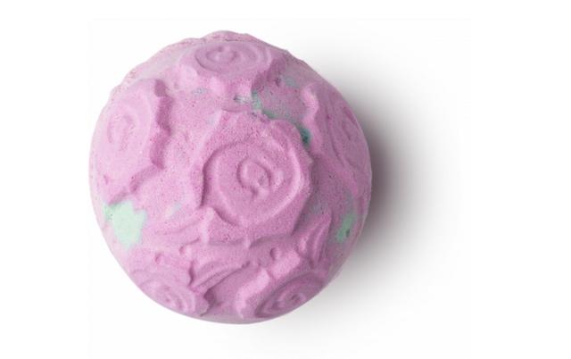 画像: ロージーボムシェル 720円 ROSE BOMSHERLL/バスボム 黄色いローズのツボミやローズの抽出液、ローズオイルが、バスルームをローズのお花畑に変えてくれる、そんなうっとりするような香りのバスボムです。このアイテムに使用しているローズは、2万種以上あると言われているバラの中でも、古くから「バラの女王」として人々に愛されてきたダマスクローズで、トルコで家族経営をしている農家から直接仕入れています。お湯の中で溶け始めると、外側の殻がはがれ、フレッシュなシチリア産レモン油とゼラニウム油の香りが登場します。最後にローズの花びらが広がるバスタイムで優雅な時間を。