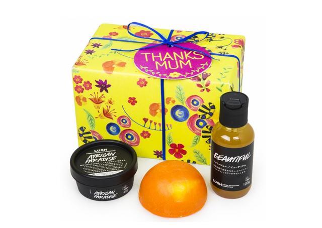 画像: サンクス マム/ THANKS MUM 2,900円 Contains… サンライズ 95g(ソープ)、ビューティフル シャワージェル 100g(シャワージェル)、アフリカン パラダイス45g(ボディコンディショナー) 自慢のお母さんにふさわしい香り高いバスアイテム3種をセレクトしたギフト。母の日限定アイテムのソープ『サンライズ』に加え、シャワージェルや、お肌に潤いを与えるボディコンディショナーをセット。ザンビアの地に育つバナナの茎を繊維として作られたバナナペーパーに沢山のお花をデザインしたラッピングに、ラッシュ商品のクリアボトルを再利用して製造した100%リサイクル素材のリボンを使用。