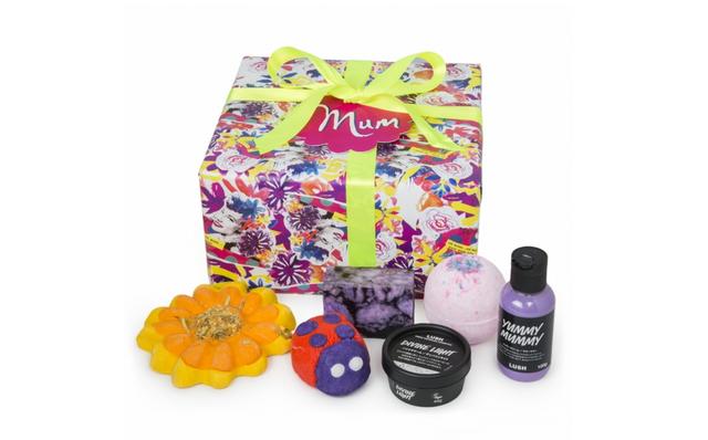 画像: LUSHマム ギフト/ MUM 5,200円 Contains… 桜日記(バスボム)、レディバード、サンフラワー(バブルバー)、リスペクト ユア エルダー 100g(ソープ)、ヤミーマミー シャワークリーム100g(シャワークリーム)、ディバインライト45g(ハンドクリーム) 花々が咲き誇るフレッシュな香りとともに、華やかなひと時を贈る、6種類のアイテムを詰め合わせた贅沢なギフト。母の日限定アイテムのバブルバー『レディバード』『サンフラワー』の2種と『ヤミ―マミー シャワークリーム』に加え、バスボムやソープ、また洗い物や洗濯物で乾燥した手をいたわるハンドクリームが、お母さんを笑顔にしてくれることは間違いなし。ラッシュ商品のクリアボトルを再利用して製造した100%リサイクル素材のリボンを使用。