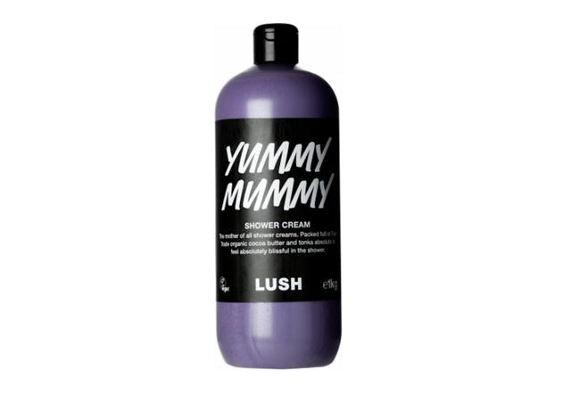 画像: ヤミーマミー シャワークリーム 1,030円/100g 2,160円/250g 3,300円/500g YUMMY MUMMY / シャワークリーム 昨年の母の日限定アイテムで人気となった、ヤミ―マミーシャワージェルがシャワークリームになってカムバック。ゼラニウムオイルの甘くフローラルな香りに爽やかなスイートオレンジオイル、甘くかぐわしいトンカアブソリュートが甘く香る、リッチなクリームタイプのボディソープです。ライラック色のシャワークリームの中には、お肌にしっかりと潤いを与え、お肌を柔らかく整えてくれるフェアトレード オーガニック カカオバターが、泡立ちと贅沢でクリーミーな感触を与えてくれます。プラスチックフリーのシルバーラメが、輝き溢れる女性らしさを引き出します。 “Yummy Mummy”という言葉には“セクシーな若いママさん、魅力的な人妻”の意味が。魅力的な女性に近づくシャワージェルで素敵なママに変身。