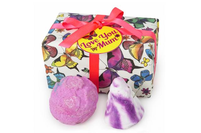 画像: ラブ ユー マム ギフト/LOVE YOU MUM 1,900円 Contains… ロージーボムシェル(バスボム)、フレンチ・キス(バブルバー) 家族から頼られて、毎日忙しいお母さんに、感謝の気持ちとして心やすまる時を。ローズの香りが至福の時間に誘うバスボムと、ラベンダーの香りの泡でバスタイムを楽しむバブルバーのセット。ザンビアの地に育つバナナの茎を繊維として作られたバナナペーパーに、カラフルな蝶々をデザインしたギフトラッピングが、春の季節を更に盛り上げてくれます。