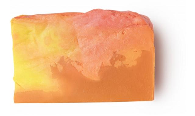 画像: サンライズ 720円(税込)/100g SUNRISE SOAP/ソープ 柔らかく滑らかなお肌に導く、クリーミーなソープ。お肌を柔らかく整える絹ごし豆腐やコチョウセッコク花、ムルムルヤシの種子から採取される保湿力が高いムルムルバター、お肌をいたわるトウキンセンカエキスをブランドし、乾燥したお肌をいたわりながら、しっかりと潤いを与えます。熟したオオベニミカンの皮をコールドプレスして抽出された、オレンジのように甘く香るタンジェリンオイルが、バスタイムでの気分を高めてくれます。