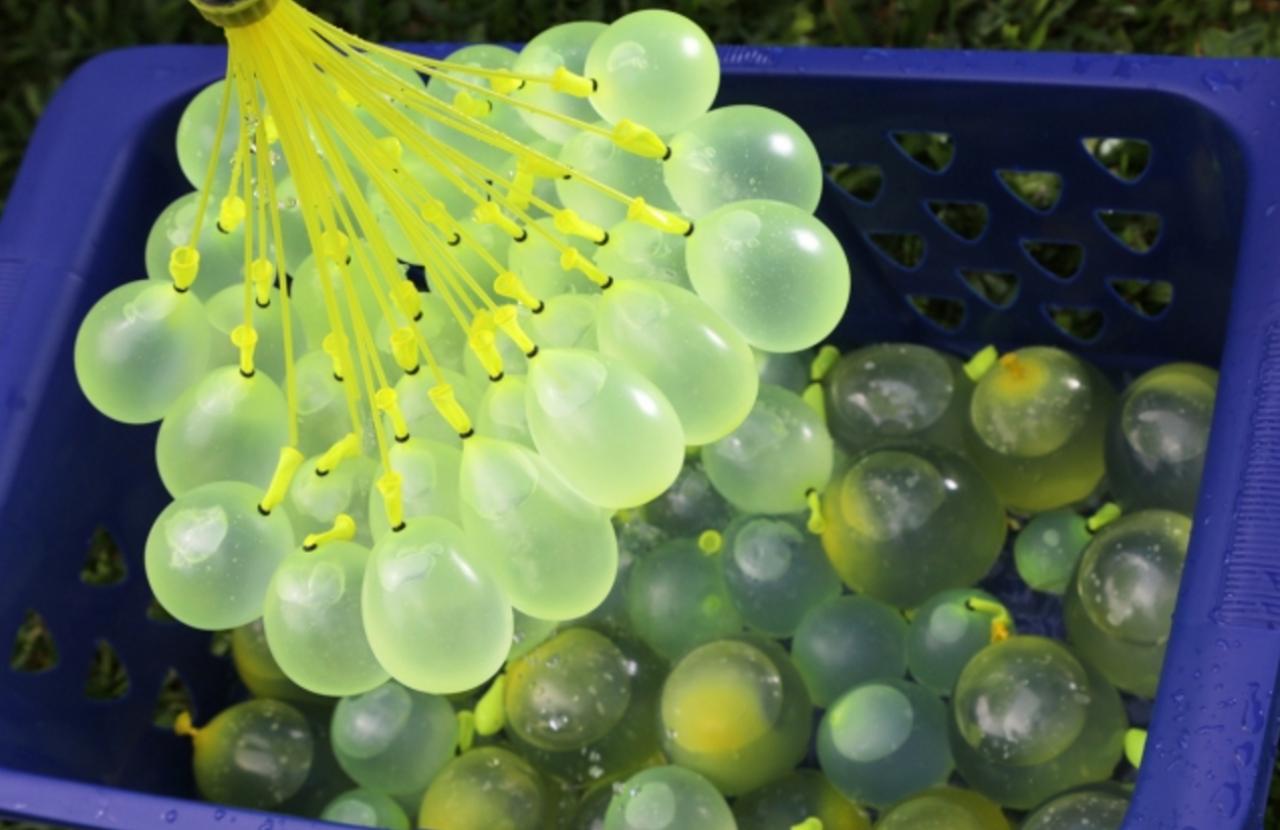 画像: 約60秒でおよそ100個の水風船が完成