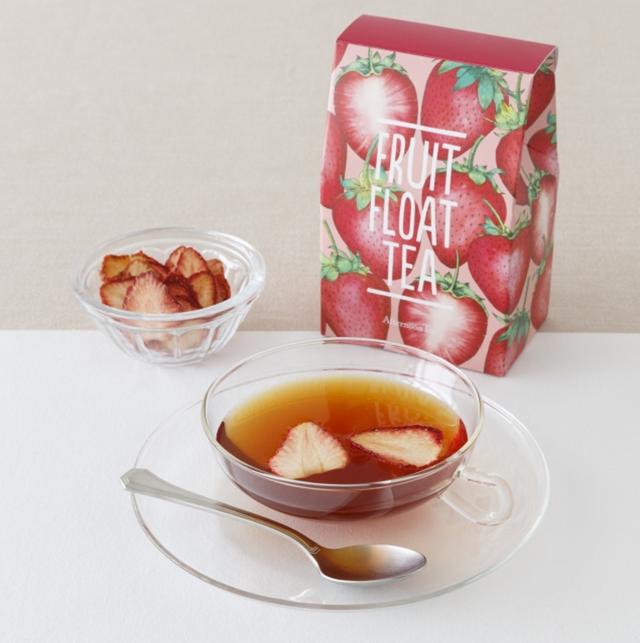 画像: ■商品名:フルーツフロートティー(ストロベリー) ■価格:1,296円(税込) ■販売開始:3月1日(火) ■商品説明:ストロベリーのフレーバーティーにストロベリーのドライフルーツを浮かべる、見た目にも華やかなセットです。 ・ストロベリー(ティーバッグ3g×5個) ・ドライフルーツ ストロベリー (8g)