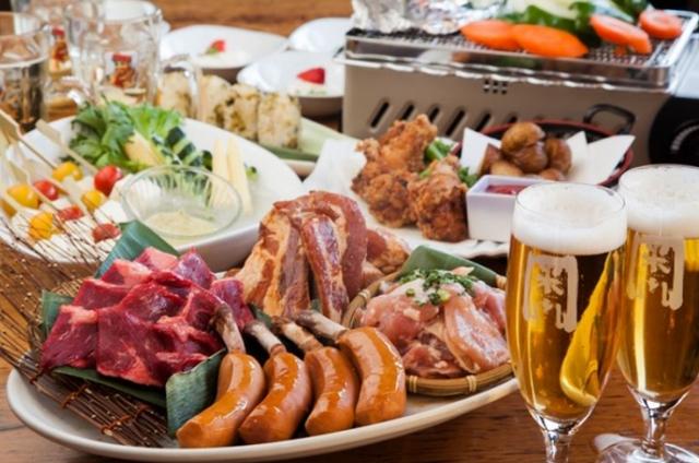 画像: <米門BBQコース【2H飲放題つき】4,500円> ●新鮮野菜のスティックサラダ ●モッツァレラチーズと2色トマトのカプレーゼ ●浅利のバターホイル蒸し焼き ●牛のカイノミ(バラ肉の希少部位) ●特選豚の骨付きスペアリブ ●骨付きウインナー ●若鶏のモモ肉の塩麹焼き ●焼き野菜(しいたけ 人参 ピーマン) ●手羽先唐揚げと新じゃがのフライドポテト ●高菜の炭火焼きおにぎり ●苺の杏仁豆腐
