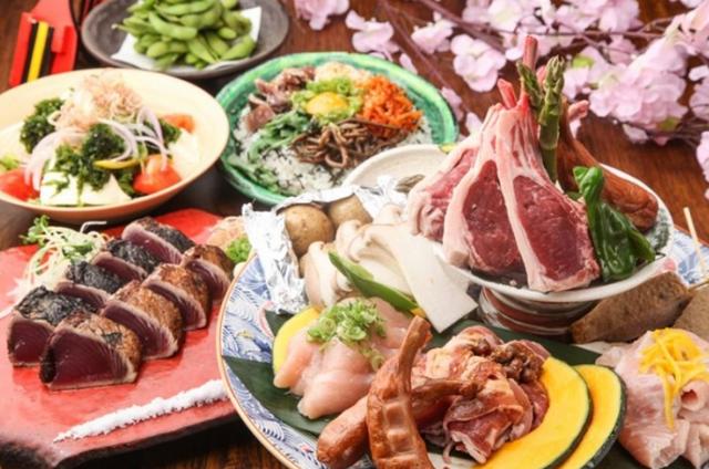 画像: <肉皿鉢BBQコース【3H飲放題つき】7,000円> 【先付】わらやき枝豆 【冷菜】青さのりと豆腐のサラダ 【藁焼】かつを 藁焼き塩たたき 【皿鉢】土佐BBQ肉皿鉢 ●もろみ醤油漬け牛カルビ ●豚トロの柚子葱塩焼き ●四万十鶏塩麹焼き ●ラム肉香草焼き ●野菜焼き ●骨付きフランク 【〆物】かつをビビンバ 【甘味】桜アイス