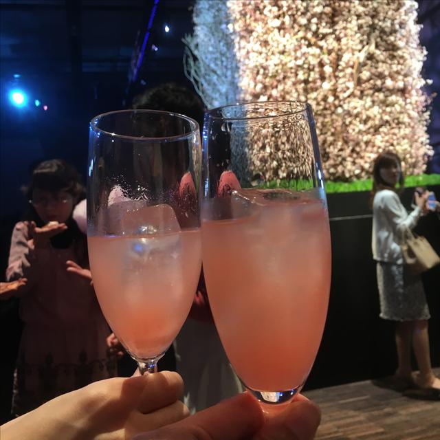 画像: ドリンクコーナーではキレイな桜色のカクテルが振舞われました
