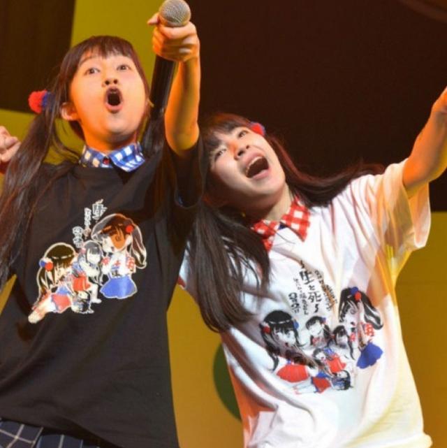 画像: 【生ハムと焼うどん】生と死Tシャツ白 待望の新二コラ時でTシャツは、絵師スタントをしている あの有名な『せらみかる』さんとのコラボアイテム! ぶりっ子な生うどんに セクシーな生うどん 西井が死んでしまう定番生うどん、と 色んな生うどんがぎゅっっと詰まった Tシャツです!!!!!!! これを着ていると、ちょっと長生きできるかもしれないという噂も…? サイズ:S・M・L 価格:各3,000円(税込)