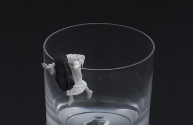 画像1: 「呪いのフチの貞子」と「呪いのフチの伽椰子」が劇場前売り特典として恐怖のフチから這い出る!!