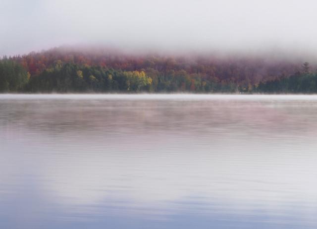 画像: Canada.ケベック州ローレンシャンのトランブラン湖。朝靄でぼやけていた湖面が、太陽が昇ると同時にうっすらと見えてくる。移り変わる光景の一部始終を堪能できた。