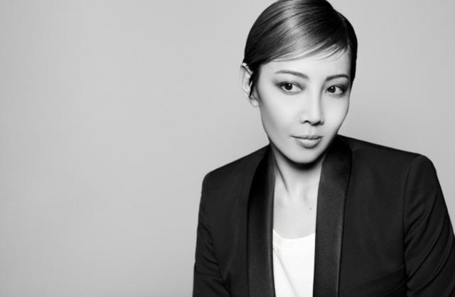 画像: ■柚希礼音 2009年に宝塚歌劇団星組トップスターに就任。主な主演舞台に『ロミオとジュリエット』『オーシャンズ11』『太陽王~ル・ロワ・ソレイユ~』『眠らない男・ナポレオン‐愛と栄光のはてに‐』など。第30回松尾芸能新人賞、第65回文化庁芸術祭賞演劇部門新人賞、第37回菊田一夫演劇賞受賞。宝塚歌劇100周年を支えるトップスターとして活躍したの ち、2015年5月に宝塚歌劇団を退団。退団後は単身渡米し、ブロードウェイの巨匠、ハロルド・プリンスの新作で日本が世界初演となるミュージカル『プリンス・オブ・ブロードウェイ』に日本人唯一のキャストとして出演した。