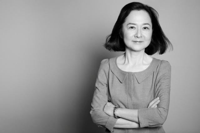 画像: ■小川洋子 作家。1988年『揚羽蝶が壊れる時』で海燕新人文学賞を受賞。1991年『妊娠カレンダー』で芥川賞受賞。主な著書に『やさしい訴え』『ホテル・アイリス』『沈黙博物館』『アンネ・フランクの記憶』『薬指の標本』『夜明けの縁をさ迷う人々』『猫を抱いて象と泳ぐ』など。2004年『博士の愛した数式』で読売文学賞、本屋大賞を受賞。『ブラフマンの埋葬』で泉鏡花文学賞、2006年『ミーナの行進』で谷崎潤一郎賞受賞。翻訳された作品も多く、海外での評価も高い。2014年には『人質の朗読会』が映像化され、翌2015年のモンテカルロ・テレビ祭で2部門の最優秀賞を受賞したほか、国際エミー賞にもノミネートされた。