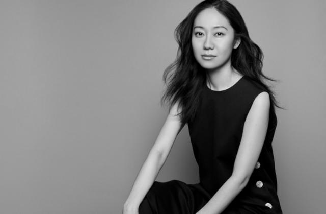 画像: ■菊地絢女 東京工芸大学芸術学部に学び、2010年から造形作家/切り絵作家として活動を始める。紙立体や切り絵など、主に紙を素材とした作品のほか、身の回りの素材を使って作る「自然」「文化」をテーマにした作品を発表。資生堂、ミキモト、京王電鉄など数多くの広告やディスプレイにも起用され、『VOGUE JAPAN』をはじめとするさまざまなファッション誌、ファッションブランド、ジュエリーブランド、コスメティックブランドとのコラボレーションでも大きな注目を集めている。2009年から定期的に個展「菊地絢女 展」を開催。