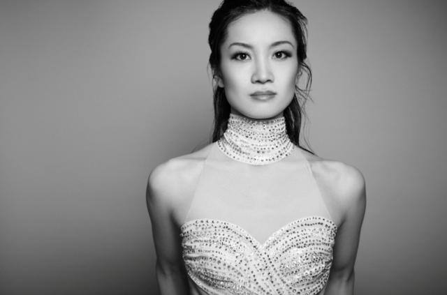 画像: ■荒川静香 5歳からフィギュアスケートを始め、1998年に日本代表として長野オリンピックに出場。2004年世界選手権優勝、2006年トリノオリンピック金メダル。現在はプロフィギュアスケーターとして「プリンスアイスワールド」のメインキャスト、アメリカのアイスショー「スターズ・オン・アイス」での日本公演キャストを務める。おもな国際大会での解説者、オリンピックキャスターとしても活躍。2006年から自身で企画・プロデュースするアイスショー「フレンズ・オン・アイス」を開催しているほか、「クリスマス・オン・アイス」のプロデュースも手がけている。2014年に日本スケート連盟副会長に就任。