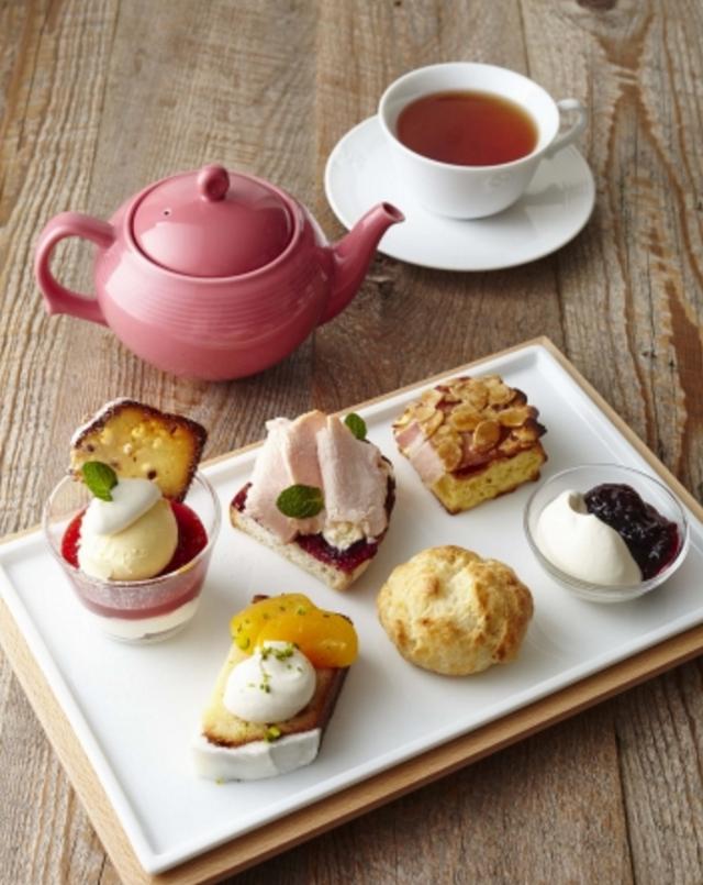 画像: <New Style> ■商品名:スペシャルアフタヌーンティーセット ■価格:2,000円(税込)お好きなお茶付き ■商品説明:ベイクドスイーツや季節のケーキ、トーストトッパーズを10種とり揃えました。お好きなものを5つお選びください。お食事にも、午後のティータイムにも。 セイボリースイーツ3種 様々な具材をトーストやワッフルにのせて提案する新スタイル ・トーストトッパーズ 海老&ハーブクリームチーズ ・トーストトッパーズ ベーコン&メイプルナッツ ・トーストトッパーズ スモークチキン&ブルーベリー ※セイボリー : 塩気のある料理、風味のあるという意味。