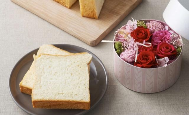 画像: 商品名:母の日ブレッドセット~ブーケ~ 一度食べると、きっとファンになる。ルタオだけの食パンとお花をセットに。「北海道生クリーム食パン」と、プリザーブドフラワーアレンジ「ブーケ」のセット。 価格:6,985円(税込)送料無料 ※化粧箱のご用意はございません。