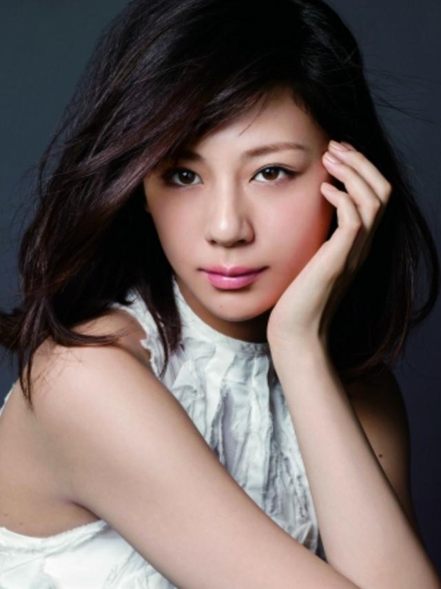 画像: 西内まりや Mariya Nishiuchi 1993年12月24日生まれ。福岡県出身。A型。2007年よりファッション雑誌『ニコラ』（新潮社）の専属モデルとして活動開始。2008年にはドラマ『正義の味方』（日本テレビ）で女優デビューを飾る。2014年にはシングル『LOVE EVOLUTION』で歌手デビュー、同年第56回日本レコード大賞新人賞および最優秀新人賞受賞、第47回日本有線大賞新人賞受賞。2015年には、自身で作詞作曲を手がけた「ありがとうFoever…」で第57回日本レコード大賞・優秀作品賞受賞。ファッションモデル、女優、シンガーソングライターと幅広く活躍中。2016年秋には主演映画『CUTIE HONEY-TEARS-』の公開が控えている。