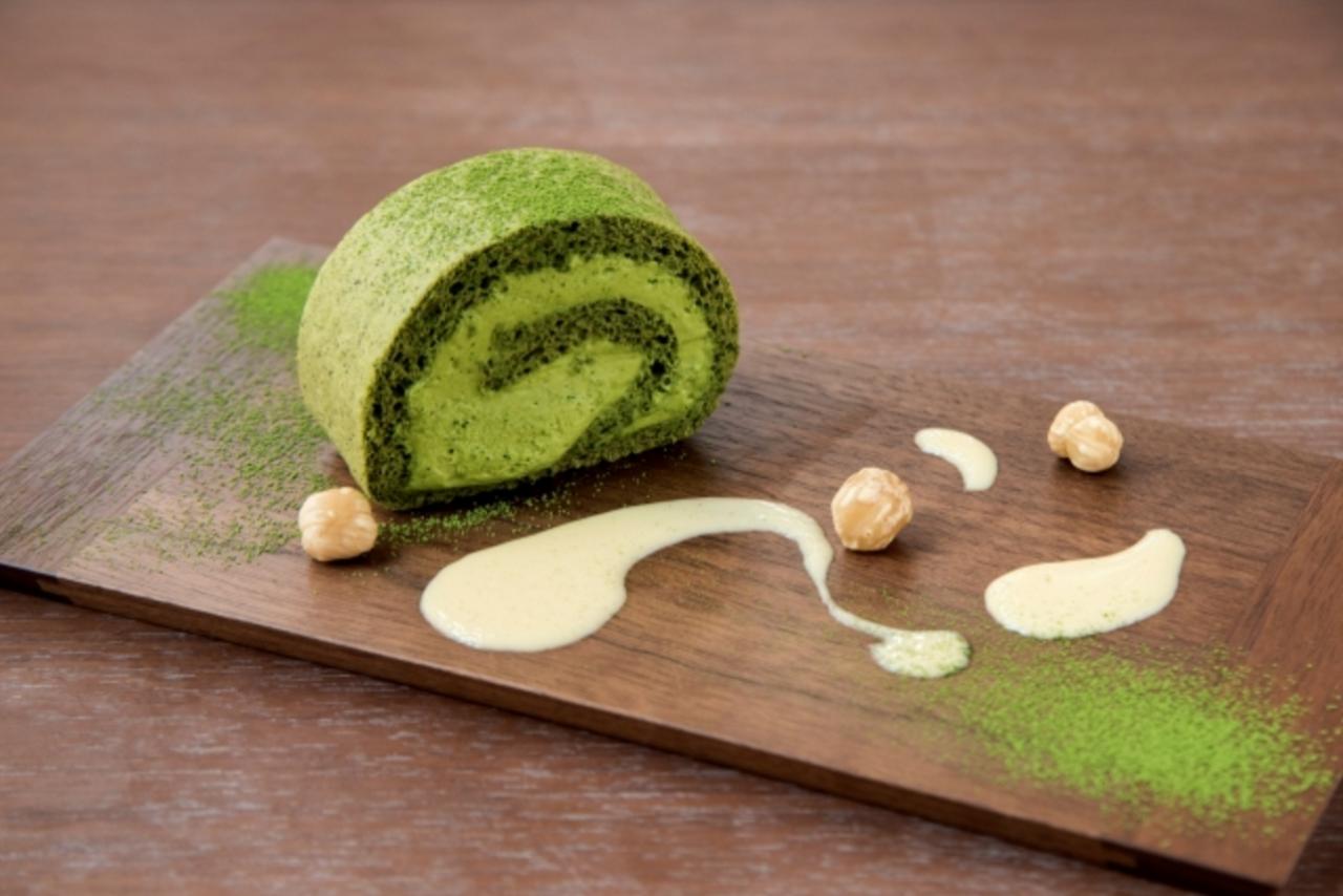 画像: ■抹茶ロールケーキ(1日10食限定) 800円(税込) 11:00より閉店まで提供。なくなり次第終了。 さっぱりした甘さの抹茶クリームのロールケーキが低糖質で登場。鎧塚シェフの味をおいしく健康にお楽しみください。糖質2.87g