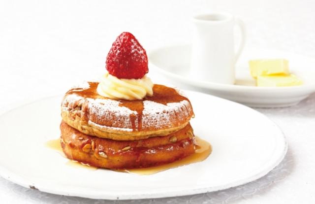 画像: ●和三盆と10種のシリアルのプレミアムホットケーキ 発酵バター付(本体価格:1,100円) 贅沢な素材を使った、ヘルシーなホットケーキ。 上質な小麦と10種類のシリアル、和三盆を使用した生地をふっくら焼き上げた発酵バターをトッピング。 シリアルの香ばしさと和三盆の優しい甘さの極上ホットケーキです。