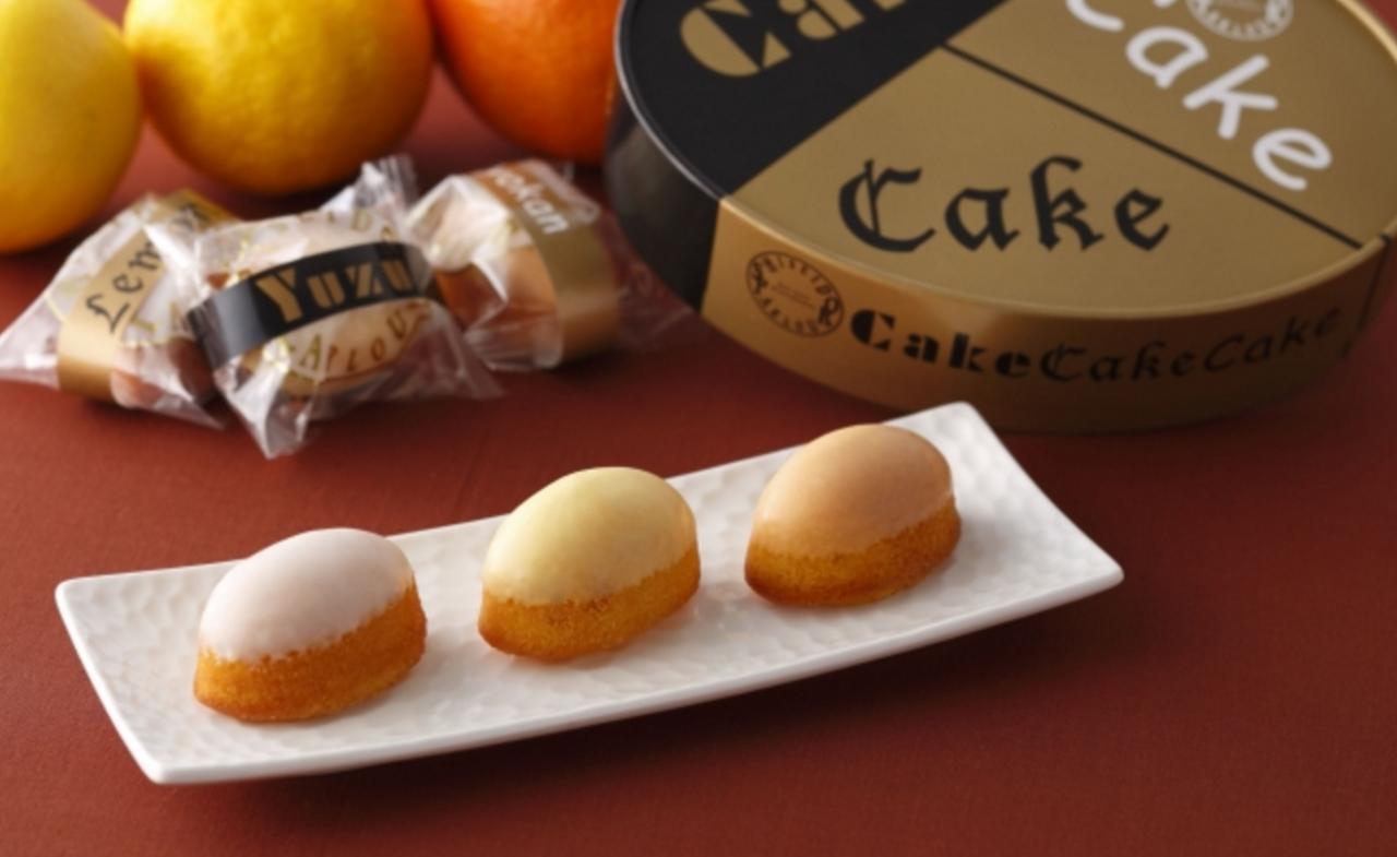 画像: 『ケーク・ケーク・ケーク』 3個入 810円 / 6個入 1,620円 ※価格は税込 アーモンドプードルで軽やかに仕上げたコクのある生地と、噛みしめるごとに広がる柑橘ピールの芳醇な香り、 そしてフォンダンが絶妙なハーモニーを奏でます。柑橘ピールは美味しさを追求し、国産にこだわりました。檸檬(LEMON)、柚子(YUZU)、伊予柑(IYOKAN)、3種の詰め合わせです。上品なサイズとフォンダンのやさしい色合いが女性への贈り物にもぴったりな、かわいいスイーツです。