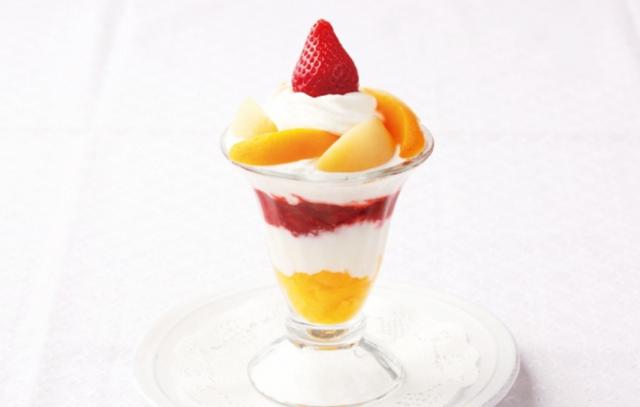 画像: ●4層仕立ての桃と苺のフルーツパフェ(本体価格:880円) 酸味のきいた桃のコンフィチュールとラム酒入りのミルクプリンの甘さが程よくマッチし、さっぱりとお召しいただけるパフェです。