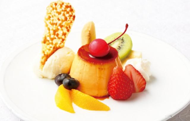 画像: ●プリン・ア・ラ・モード(本体価格:850円) しっかりとした食感に仕上げたカスタードプディング。 バニラアイスと色々なフルーツを盛り合わせて、一皿で様々な味が楽しめます。