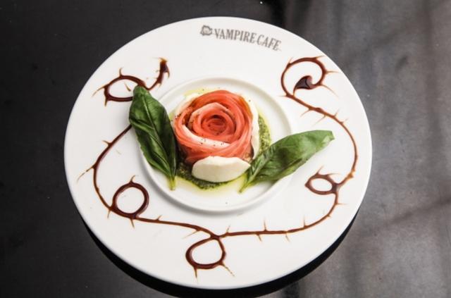 画像: もちもちした食感・フレッシュな味わいのモッツァレラチーズとトマトのカプレーゼ。 咲き誇る麗しい薔薇に見立てました。お客様の手でバジルの葉をちぎり、散らしてお召し上がりください。