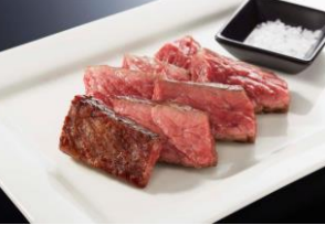 画像: 旬熟成 極上旬熟成ステーキ（100日熟成） （1カット、約100g） 2,801円 一貫生産の黒毛和牛の中で熟成に向くA3～A4等級の牛を選別し、独自の製法で100日以上の長時間熟成を実現。旨みを最大限に引き出し、“飲み込むのがもったいない”と思ってしまうほど、噛むほどに旨みが出る極上ステーキです。