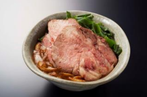 画像: 霞町三〇一ノ一×香川 一福 霞町三〇一ノ一×香川 一福 イベリコ豚と＜黒龍の酒粕＞カレーうどん 1,800円 ハーフ 1,500円 讃岐うどんの名店、香川県の「一福」の麺と福井県の銘酒＜黒龍＞の酒粕を使用したカレースープに、イベリコ豚のロースト肉をぜいたくにのせた霞町オリジナルのカレーうどんです。