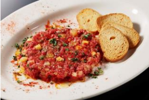 画像: オステリアバル リ．カーリカ 熊本県産 馬肉と林檎とじゃが芋のタルタル（1人前） 1,501円 熊本県産の馬肉とリンゴ、じゃがいもの組み合わせの妙。クラフトビールに合せて食材からこだわったイタリア料理店の作るタルタルは絶品です。