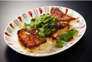 画像: モンゴリアン・チャイニーズ ＢＡＯ 焼き紅油餃子 （1人前、5個） 801円 内モンゴル出身のオーナーが、シンプルに豚肉とねぎとしいたけを塩のみで味付けた、野菜の 味、肉の旨味が感じられる人気の餃子。自家製ラー油とオーナー秘伝の魔法のタレを混ぜ てどうぞ。