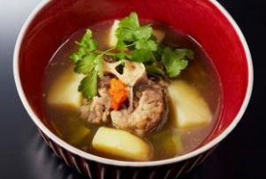 画像: ｂｉｓｔｒｏ Ｔａｔｓｕｍｉ 肉汁2016～牛テール煮込み（1人前） 1,501円 長い時間コトコト煮込んだ牛テールを、さっぱりと塩味で煮込み、ピリっと辛味のアクセントあ るアリッサとパクチーを添えました。