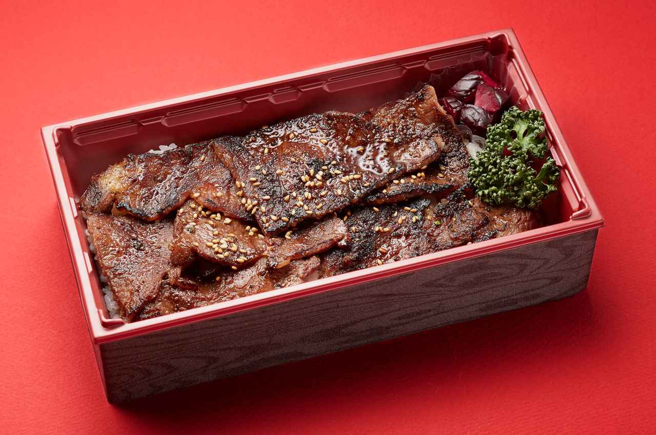 画像: 【5月1日（日）～3日（火・祝）】 焼肉 大貫 大貫弁当 3,240円 （写真）、小サイズ 1,944円 ※各日200折り限り 静岡県浜松市で45年愛されている焼肉の名店が新宿にのれん分け。肩ロースのカタ芯とザ ブトンの部位を使用し、植酸栽培という特別な農法で育てられた、冷めてもおいしい新潟産 コシヒカリ「伝」のお米とともにぜいたくな弁当に仕上げました。