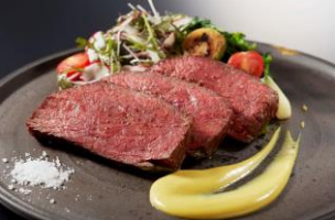 画像: SHIBUYA bed 極上高森和牛の低温ロースト トリュフマスタード添え （100g） 1,801円 年間150頭しか生産されない山口県岩国市の幻の和牛で、肉質柔らか＆肉本来の強い旨味が特徴的の高森和牛。低温で焼くことでしっとりとした味わいに仕上げました。