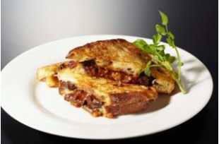 画像: ＢＬＴ ＳＴＥＡＫ ＲＯＰＰＮＧＩ プライムビーフコーンビーフ フレンチトーストサンド 1,501円 最高級品質のUSプライムビーフを赤ワインで煮込んだ自家製コーンビーフを、ふわっ＆カリっ とした食感のカンパーニュを使ったフレンチトーストではさみました。