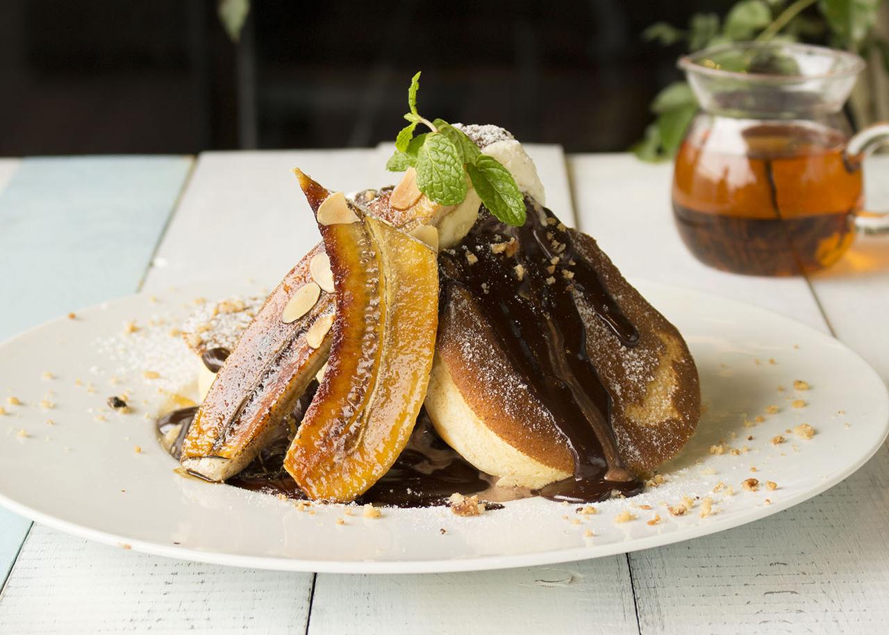 画像: バナナ＆ホットチョコレートのパンケーキ