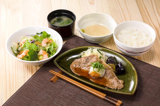 画像: 薄切りサーロイングリルととろろご飯和膳 1,199円 薄切りサーロイングリルと、とろろご飯、海老のミニサラダ。いろいろな味をお楽しみいただけます。