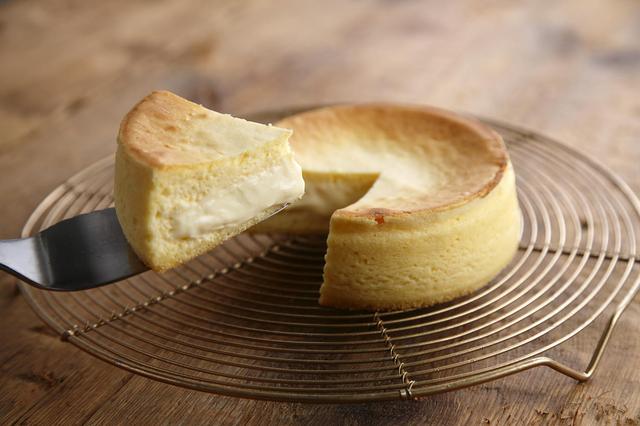 画像: 「フォンダンフロマージュ」 価格:1,728円(税込) クリームチーズを使用して、ふわっとした食感に仕上げたスフレチーズケーキをカットすると、とろりとした口あたりのチーズカスタードクリームが入っています。ふわとろの食感とチーズの奥深い味わいをお楽しみ頂けます。