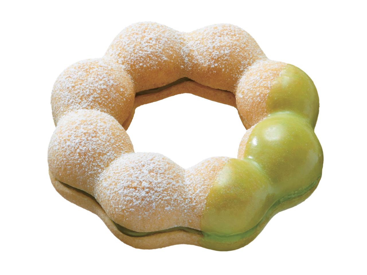 画像: ●ポン・デ・抹茶クリーム（162円） もちもちとした食感のポン・デ・リング生地に抹茶クリームをサンドし、シュガーを振りかけ、抹茶コーティングでデコレーションしました