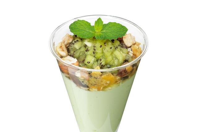 画像: Organic Yogurt Green Fiber 商品名称 オーガニックヨーグルト グリーンファイバー 商品価格 900 円(税抜) 小松菜ヨーグルト / オーガニックグラノーラ / キウイソース カルシウムや鉄分の豊富な、栄養価の高い緑黄色野菜である小松菜のエキスを凝縮。小松菜に多く含まれるクロロフィル(葉緑素)は食物繊維より分子が小さいため、胃腸内に付着した老廃物をより排出することから、小腸のデトックスに効果的だと言われています。有機オート麦や古代小麦、ひまわりの種などの厳選された素材を贅沢にブレンドした塩・砂糖不使用のオーガニックグラノーラと、食物繊維やアンチエイジング効果が高いと言われているβカロテン、その吸収を促すビタミンEやCが豊富なキウイフルーツのソースをトッピング。爽やかな酸味と甘みが広がります。