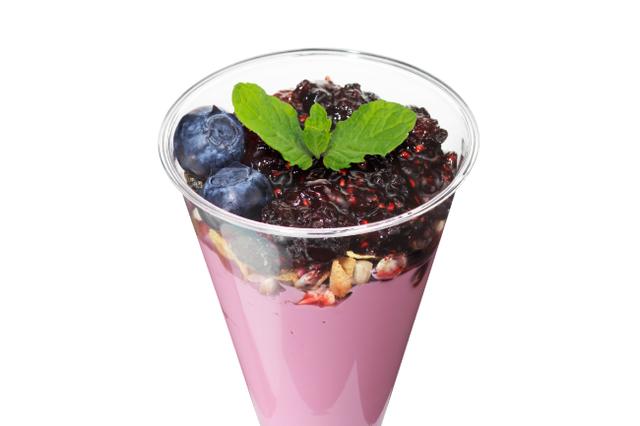 画像: Organic Yogurt Red Beauty 商品名称 オーガニックヨーグルト レッドビューティー 商品価格 850 円(税抜) ビーツヨーグルト / オーガニックグラノーラ / ミックスベリーソース 100%の生乳と乳酸菌のみで作られたオーガニックのギリシャヨーグルトに、「食べる輸血」とも言われる、葉酸、カリウム、鉄分やマグネシウムが豊富なビーツのエキスを凝縮。体内の余分な塩分を排出し、むくみ改善に効果的。また、ビーツに含まれるNO(エヌオー/一酸化窒素)が血流をスムーズにし、冷えや肩こり、クマやくすみを改善。エイジングケア*も期待できます。美肌や疲労回復、風邪予防などが期待できるミックスベリーのソースは、ビタミンCが豊富なブルーベリー、ラズベリー、ストロベリー、クランベリーを贅沢に使用。みずみずしい味わいで、気分もハッピーに。 *年齢に応じたお手入れのこと