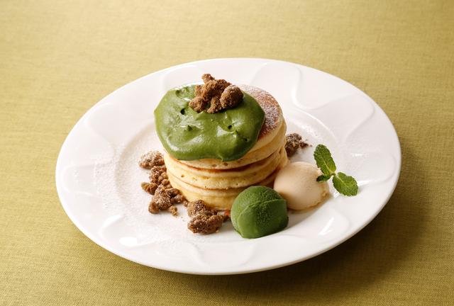 画像: 宇治抹茶のパンケーキ 579円 ニッキの爽やかな風味が香るクリームと、サクサクとした食感のほうじ茶クランブルをふんわりパンケーキに合わせました。 さらに、パンケーキにナイフをいれるとストロベリージャムやマスカルポーネクリーム、ゆであずきがあらわれ、ひとくちごとに違う美味しさを発見できます。