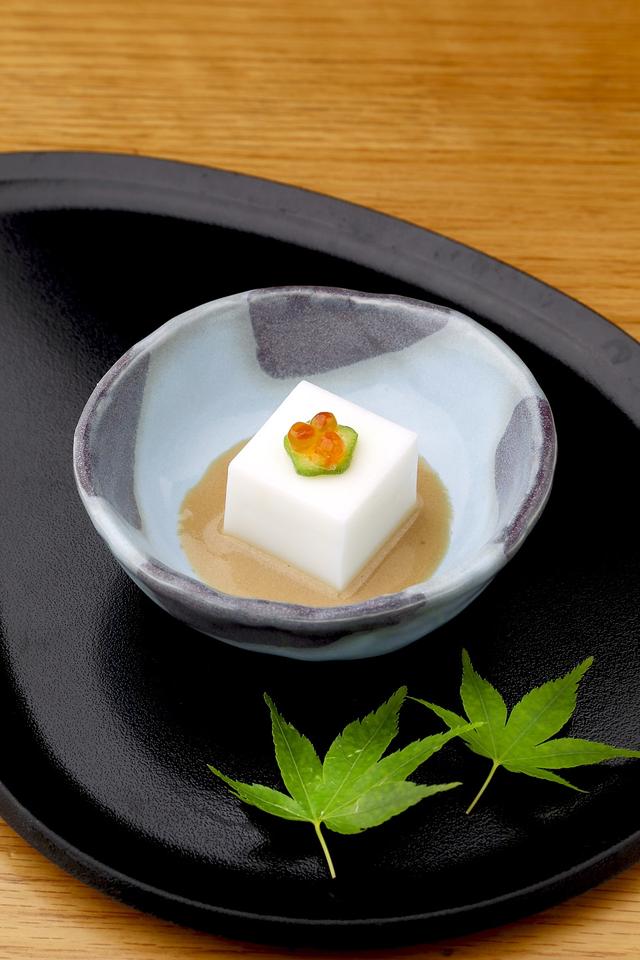 画像: 【12F】銀座しゃぶ通 好の笹(蒸ししゃぶ・しゃぶしゃぶ料理) 牛乳豆腐 ≪ディナータイム/全コースの先付≫ 「明治おいしい牛乳」を吉野くずと合わせ、よく練り上げることで、ぷるぷるした豆腐に仕上げました。「明治おいしい牛乳」入りの胡麻醤油と一緒にどうぞお召し上がりください。